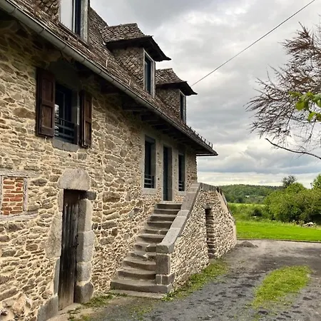 8 Pers Avec Jacuzzi Et Jardin Aurillac Holiday home *